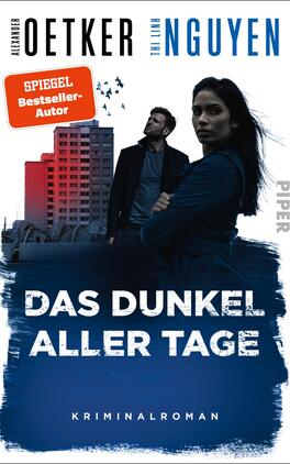 Das Dunkel aller Tage Das Buchcover zeigt eine düstere, urbane Szenerie mit einem hochhausähnlichen Gebäude im Hintergrund. Zwei Protagonisten stehen im Vordergrund: eine Frau mit langen, dunklen Haaren und direktem Blick sowie ein nachdenklich wirkender Mann in schwarzer Kleidung. Die Farbgestaltung ist überwiegend in Blau- und Grautönen gehalten, was eine spannende Atmosphäre erzeugt. Der Titel „DAS DUNKEL ALLER TAGE“ ist in fetter, weißer Schrift hervorgehoben, darunter steht in kleinerer Schrift „KRIMINALROMAN“. Oben links befindet sich ein rotes Fähnchen mit dem Text „SPIEGEL Bestseller-Autor“.