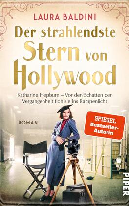 Der strahlendste Stern von Hollywood Das Buchcover zeigt eine nostalgische Szenerie mit einer Frau in vintage-inspirierter Kleidung, die vor einer Filmkamera steht. Die Farbpalette umfasst sanfte Pastelltöne, mit goldenen Lettern für den Titel „Der strahlendste Stern von Hollywood“. Darunter steht in kleinerer Schrift „Katharine Hepburn – Vor den Schatten der Vergangenheit floh sie ins Rampenlicht“. Die Schriftart vermittelt einen eleganten und glamourösen Eindruck. Ein auffälliger roter Button trägt den Text „SPIEGEL Bestseller-Autorin“.