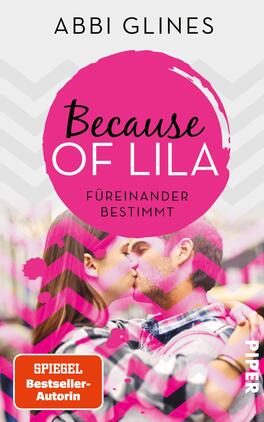 Because of Lila – Füreinander bestimmt Das Buchcover zeigt ein romantisches Paar, das sich küssend im Vordergrund befindet. Der Hintergrund ist in sanften Rosa- und Grautönen gehalten, mit chevronförmigen Mustern. Im oberen Bereich steht der Name der Autorin „Abbi Glines“ in schwarzer Schrift. Der Titel „Because of Lila“ ist in großen, weißen Buchstaben auf einem pinken Kreis platziert, darunter steht der Untertitel „füreinander bestimmt“ in feiner schwarzer Schrift. In der unteren Ecke befindet sich ein rotes Feld mit dem Text „SPIEGEL Bestseller-Autorin“.