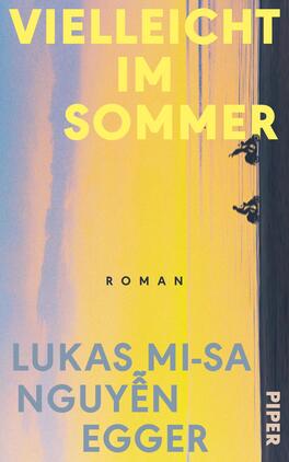 Vielleicht im Sommer Das Buchcover zeigt eine farbenfrohe Landschaft mit einem sanften Verlauf von Gelb- zu Blautönen, die an einen Sonnenuntergang erinnern. Im Vordergrund sind zwei Personen auf Fahrrädern zu sehen, die am Rand eines Gewässers entlangfahren. Der Titel „VIELLEICHT IM SOMMER“ ist groß und in gelber Schrift platziert, während der Untertitel „Roman“ und der Autor „Lukas Mi-Sa Nguyen Egger“ in kleineren, kontrastierenden Schriftgrößen darunter stehen.