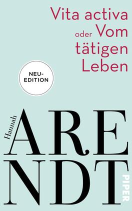Vita activa oder Vom tätigen Leben Das Buchcover zeigt einen hellblauen Hintergrund. In der oberen Hälfte steht in roter Schrift „Vita activa oder Vom tätigen Leben“. Unterhalb befindet sich der Name „Hannah Arendt“ in eleganter, schwarzer Typografie, wobei der Nachname „ARENDT“ besonders groß und auffällig gestaltet ist. In der linken oberen Ecke prangt ein weißer, kreisförmiger Button mit dem Text „NEU-EDITION“. Am unteren Rand ist das Wort „PIPER“ in kleiner Schrift abgedruckt. Die Gestaltung vermittelt eine moderne, zeitgemäße Atmosphäre.