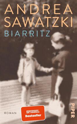 Biarritz Das Buchcover zeigt eine vintageartige, unscharfe Fotografie einer Frau und eines Kindes, die sich auf einer Bank befinden. Die Frau trägt ein dunkles Kleid und hält die Hand des Kindes, das in einem hellen Outfit gekleidet ist. Die Farben sind in sanften, warmen Tönen gehalten, mit einer nostalgischen Atmosphäre. Der Titel „BIARRITZ“ ist in einem hellen Blau prominent platziert, während der Autor „ANDREA SAWATZKI“ in einem schlichten, orangefarbenen Schriftzug darüber steht. Unten rechts befindet sich das Wort „PIPER“ in einer klaren, modernen Schrift.