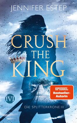 Crush the King Das Buchcover zeigt eine silhouette einer kämpferischen Figur mit schwarzem Haar, die in einer dynamischen Pose steht. Im Hintergrund ist ein mystischer, nebliger Himmel in Blautönen dargestellt. Der Titel „CRUSH THE KING“ ist in großen, goldenen Buchstaben platziert, während der Untertitel „Die Splitterkrone III“ kleiner und in leicht verschnörkelter Schrift gehalten ist. Oben links steht „Jennifer Estep“ in blauer, eleganter Schrift. Ein rotes Kästchen mit dem Text „SPIEGEL Bestseller-Autorin“ ist in der unteren rechten Ecke positioniert.