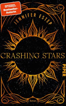 Crashing Stars Das Buchcover zeigt eine dunkelblaue, sternenbesäte Hintergrundfläche. Im Zentrum thront ein goldener, glühender Sonnen- oder Sternenmotiv, umgeben von stilisierten, flammenden Strahlen. Der Titel „CRASHING STARS“ ist in eleganter, geschwungener Schrift in Gold gehalten, während der Name der Autorin „JENNIFER ESTEP“ darüber in einer schlichten, serifenlosen Schrift steht. In der oberen linken Ecke befindet sich ein rotes Emblem mit dem Text „SPIEGEL-Bestseller-Autorin“. In der unteren rechten Ecke ist das Verlagslogo „PIPER“ abgebildet.