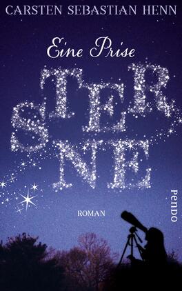 Eine Prise Sterne Das Buchcover zeigt einen nachtblauen Himmel, der mit funkelnden Sternen verziert ist. Im Vordergrund ist eine Silhouette eines Menschen zu sehen, der mit einem Teleskop auf die Sterne blickt. Der Titel „Eine Prise STERNE“ ist in großen, leuchtenden Buchstaben gestaltet, wobei das Wort „STERNE“ besonders hervorgehoben wird. Darunter steht in kleinerer Schrift „Roman“. Der Autor Carsten Sebastian Henn ist oben auf dem Cover abgedruckt. Die Atmosphäre des Covers vermittelt einen Hauch von Magie und Entdeckung.