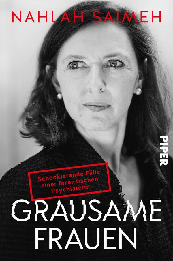 Das Buchcover zeigt ein monochromes Portrait einer Frau mit ernstem Ausdruck, die nachdenklich in die Kamera blickt. Der Titel „GRAUSAME FRAUEN“ ist in großen, auffälligen weißen Buchstaben im unteren Drittel platziert. Darunter befindet sich ein roter Kasten mit dem Zusatz „Schockierende Fälle einer forensischen Psychiaterin“ in schwarzer Schrift. Das Cover vermittelt eine düstere, spannungsgeladene Atmosphäre. Der Name der Autorin, Nahlah Saimeh, steht prominent oben in roter Schrift.