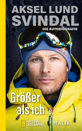 Größer als ich Das Buchcover zeigt ein Portrait von Aksel Lund Svindal, dem ehemaligen Skirennfahrer, in einem gelben Anzug, der vor einer dunklen, unscharfen Hintergrundkulisse posiert. Er trägt eine blaue Mütze mit einer roten Logoschrift. Der Titel „Größer als ich“ ist in großen, weißen Buchstaben platziert, während darunter „DIE AUTOBIOGRAPHIE“ kleiner geschrieben steht. Die Farben gelb, blau und schwarz erzeugen eine dynamische, energiegeladene Atmosphäre.