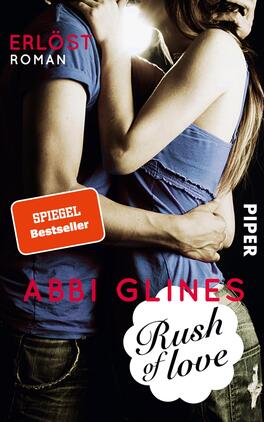 Rush of Love – Erlöst Das Buchcover zeigt ein Paar, dessen Oberkörper in inniger Umarmung zusammenkommt. Der Mann trägt ein blaues T-Shirt, die Frau hat leicht glänzende Haare. Der Hintergrund ist dunkel und verstärkt die emotionale Intensität der Szene. In der oberen linken Ecke steht „ERLÖST“ in weißer Schrift, darunter „ROMAN“ in kleinerer Schrift. Der Autor „ABBI GLINES“ ist in roter Schrift am unteren Rand platziert. In einer Sprechblase steht „Rush of love“ ebenfalls in Weiß, und ein rotes Label verkündet „SPIEGEL Bestseller“ auf der linken Seite.