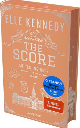 The Score – Mitten ins Herz Das Buchcover zeigt auf korallenorangem Hintergrund in weißer Linienillustration den Autorennamen Elle Kennedy oben, darunter der Titel „THE SCORE“ und die Unterzeile „MITTEN INS HERZ“. Zwei überkreuzte Eishockeyschläger mit Schlittschuhen, eine kleine Krone und dekorative Ornamente dominieren die Mitte; darunter Symbole wie Theatermasken, Filmklappe, High Heels, Parfümflakon, Erdbeeren und ein repräsentatives Gebäude. Die Stimmung ist romantisch-sportlich und verspielt.