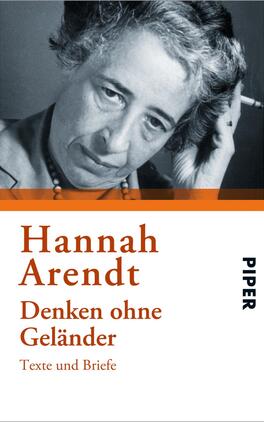 Denken ohne Geländer Das Buchcover zeigt ein monochromes Porträt von Hannah Arendt, die in die Kamera schaut und eine Zigarette hält. Der Hintergrund ist in Grautönen gehalten, während die obere Hälfte des Covers in Orange abgesetzt ist. Darauf steht der Titel „Denken ohne Geländer“ in großer, orangefarbener Schrift, gefolgt von „Texte und Briefe“ in kleinerer, schwarzer Schrift. Am unteren Rand befindet sich das Verlagslogo „Piper“ in blau. Die Gestaltung vermittelt eine ernsthafte und nachdenkliche Atmosphäre.