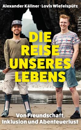 Die Reise unseres Lebens Das Buchcover zeigt zwei junge Männer, die an einem Strand stehen. Der Mann links trägt ein graues Oberteil, eine schwarze Mütze und hat eine Beinprothese. Der Mann rechts trägt ein gestreiftes T-Shirt und kurze Hosen. Über den beiden prangt in großen, leuchtend gelben Buchstaben der Titel „DIE REISE UNSERES LEBENS“. Am unteren Rand steht in kleinerer Schrift „Von Freundschaft, Inklusion und Abenteuerlust“. Der Hintergrund zeigt eine dramatische Felslandschaft und vermittelt eine abenteuerliche Atmosphäre. Die Schriftart ist modern und auffällig.