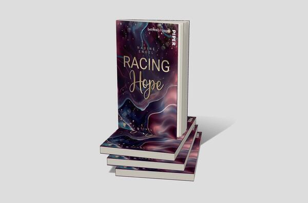 Bücherstapel des Buches „Racing Hope“