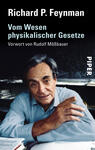 Das Buchcover zeigt ein Porträt von Richard P. Feynman, der lächelnd mit einer Hand vor seinem Gesicht posiert. Der Hintergrund ist in einem sanften Blau gehalten, während der obere Teil des Covers schwarz ist. Der Titel „Vom Wesen physikalischer Gesetze“ ist prominent in weißen Buchstaben abgedruckt, darunter steht in kleinerem Text „Vorwort von Rudolf Mößbauer“. Das Verlagssignet „PIPER“ ist in Weiß an der rechten Seite des Covers platziert. Die Gestaltung vermittelt eine einladende und freundliche Atmosphäre.