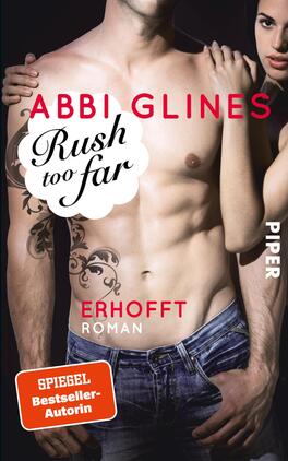 Rush too Far – Erhofft Das Buchcover zeigt einen männlichen und einen weiblichen Oberkörper in naher Ansicht. Die männliche Figur trägt eine blaue Jeans und hat mehrere tätowierte Designs an seinem rechten Arm. Die weibliche Figur berührt sanft seinen Arm. Der Titel „Rush too far“ erscheint in einer geschwungenen, weißen Schrift auf einem markanten, hellen Hintergrund, während der Name der Autorin „Abbi Glines“ in großen, roten Buchstaben hervorgehoben wird. Im unteren Bereich steht „ERHOFFT ROMAN“ in Schwarz, und das Wort „SPIEGEL Bestseller-Autorin“ ist ebenfalls sichtbar.