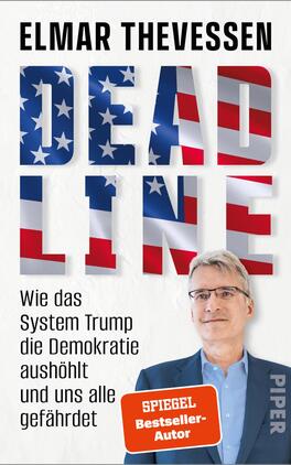 Deadline Das Buchcover zeigt den Autorennamen Elmar Thevessen in großer schwarzer Kapitale oben, den Titel DEADLINE in großen Blockbuchstaben mit US‑Flaggenfüllung und vermittelt eine drängende, warnende Atmosphäre, links die Unterzeile „Wie das System Trump die Demokratie aushöhlt und uns alle gefährdet“, rechts unten ein Porträt des Autors in blauem Sakko und hellblauem Hemd; ein roter Badge mit der Aufschrift „SPIEGEL Bestseller-Autor“.