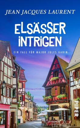 Elsässer Intrigen Das Buchcover zeigt eine malerische elsässische Stadtansicht mit bunten Fachwerkhäusern, die eine einladende Atmosphäre schaffen. Der Himmel ist in sanften Blau- und Violetttönen gehalten, was einen harmonischen Hintergrund bildet. Der Titel „ELSÄSSER INTRIGEN“ ist in großer, weißer, verspielter Schrift zentral platziert, darunter steht „Ein Fall für Major Jules Gabin“ in schlichterer Typografie. Der Verlagstitel „PIPER“ ist in der unteren rechten Ecke in Weiß zu sehen.