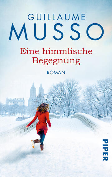 Das Buchcover zeigt eine winterliche Szenerie mit einer schneebedeckten Brücke, über die eine Frau in einem roten Mantel läuft. Im Hintergrund sind schneebedeckte Bäume und historische Gebäude zu sehen, umgeben von einem blauen Himmel. Der Titel „Eine himmlische Begegnung“ ist in roter Schrift mittig platziert, während der Autorname „GUillaume Musso“ in blauer, größerer Schrift darüber steht. Am unteren Rand befindet sich der Verlagshinweis „PIPER“ in kleinerer Schrift.