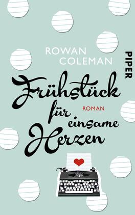 Frühstück für einsame Herzen Das Buchcover zeigt einen hellen, mintgrünen Hintergrund, auf dem sich weiße, zerrissene Papierblätter befinden. In der Mitte steht der Titel „Frühstück für einsame Herzen“ in einer verschnörkelten, schwarzen Schrift. Darunter ist das Wort „Roman“ in einer schlichteren Schriftart platziert. Oben rechts befinden sich der Autorennamen „Rowan Coleman“ und unten die Verlagsangabe „PIPER“ in schwarzer Schrift. Ein nostalgisches Schreibgerät mit einem roten Herz vervollständigt das Design.