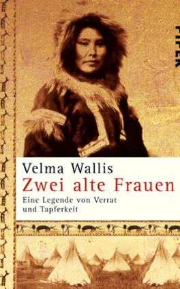 Zwei alte Frauen Das Buchcover zeigt zwei Frauen in traditioneller Kleidung vor einer im Hintergrund angedeuteten Landschaft mit Zelten. Die Farbgestaltung umfasst Erdtöne und sanfte Farben, die eine ruhige, nachdenkliche Atmosphäre schaffen. Der Titel „Zwei alte Frauen“ ist prominent in roter Schrift platziert, während der Untertitel „Eine Legende von Verrat und Tapferkeit“ in kleinerer, schwarzer Schrift darunter steht. Der Name der Autorin, Velma Wallis, ist ebenfalls in rot hervorgehoben.