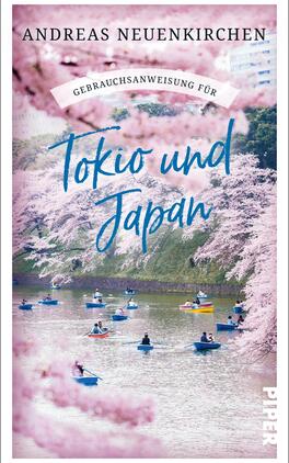 Gebrauchsanweisung für Tokio und Japan Das Buchcover zeigt eine malerische Szene mit einer Wasserfläche, auf der zahlreiche Boote in sanften Blautönen schwimmen. Im Hintergrund sind hohe Gebäude und üppige, rosa blühende Kirschbäume zu sehen, die eine lebendige Frühlingsatmosphäre erzeugen. Der Titel „Tokio und Japan“ ist in einer eleganten, handschriftlichen Schriftart in Blau gehalten, während der obere Teil des Covers den Hinweis „Gebrauchsanweisung für“ in klassischer schwarzer Schrift bietet. Der Autor Andreas Neuenkirchen ist am oberen Rand des Covers in klarer Schrift platziert.