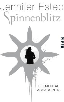 Spinnenblitz Das Buchcover zeigt eine stilisierte Darstellung eines Sonnensymbols in Grautönen, das im Vordergrund steht, umgeben von spritzenden blauen und grauen Farbtönen. Silhouettenhaft ist eine figurative Darstellung einer Person in Schwarz abgebildet, die in die Ferne blickt. Oben steht der Titel „Spinnenblitz“ in eleganter, grauer Schrift, während der Autor „Jennifer Estep“ in einer ebenfalls grauen Schrift darüber platziert ist. Unten wird die Reihe als „Elemental Assassin 13“ sowie das Verlagslogo von Piper angezeigt.