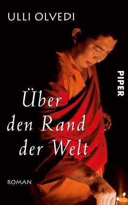 Über den Rand der Welt Das Buchcover zeigt einen nachdenklichen Mönch, der mit einer Kerze in der Hand eine ruhige Atmosphäre schafft. Der Hintergrund ist dunkel, während der Mönch in leuchtenden, roten und orangefarbenen Roben gekleidet ist. Der Buchtitel „Über den Rand der Welt“ ist in einer eleganten, weißen Schrift mittig platziert, ergänzt durch den Hinweis „ROMAN“ in kleinerer, ebenfalls weißer Schrift. Der Verfassername „Ulli Olvedi“ steht klar und sichtbar oben links.