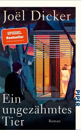 Ein ungezähmtes Tier Das Buchcover zeigt eine stilisierte Szene mit einem Mann, der von hinten mit einem weißen Hemd und einem schwarzen Blazer versehen ist, auf einen modernen, lichtdurchfluteten Wohnraum blickt. Im Hintergrund steht eine Frau in einem eleganten weißen Kleid. Der Hintergrund ist in sanften Blautönen gehalten, während die Fenster des Hauses warm erleuchtet sind. Der Titel „Ein ungezügeltes Tier“ ist prominent in goldener Schrift platziert, und der Autor „Joël Dicker“ steht oben ebenfalls in goldener Schrift. Ein roter Bestseller-Aufkleber mit dem Text „SPIEGEL Bestseller Jetzt als Taschenbuch“ sorgt für einen visuellen Akzent.