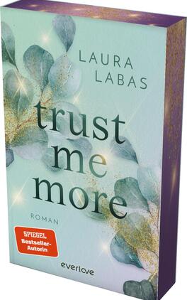 Trust Me More Das Buchcover zeigt einen sanften mintgrünen Hintergrund, auf dem Aquarellillustrationen von zarten Blättern und goldenen Glitzerakzenten ansprechend platziert sind. Der Titel „trust me more“ ist in eleganter, geschwungener Schrift in dunklem Grün gehalten und hebt sich vom Hintergrund ab. Darunter steht in kleinerer Schrift „ROMAN“. Der Name der Autorin „Laura Labas“ ist oben in schlichter, klarer Typografie zu finden. Ein rotes Banner weist auf den Status „SPIEGEL-Bestseller-Autorin“ hin.