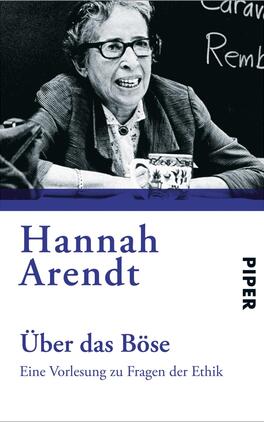Über das Böse Das Buchcover zeigt ein Porträt von Hannah Arendt, die in einem gestreiften Blazer mit Brille spricht. Der Hintergrund ist überwiegend schwarz, während der obere Teil des Covers in einem sanften Blauton gehalten ist. Der Titel „Über das Böse“ steht in großer, klarer Schrift und ist in dunklem Blau auf weißem Grund unterhalb des Porträts platziert. Darunter befindet sich die Unterzeile „Eine Vorlesung zu Fragen der Ethik“ in etwas kleinerer Schrift. Das Verlagslogo „PIPER“ ist in der unteren rechten Ecke des Covers zu sehen.