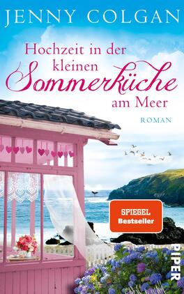 Hochzeit in der kleinen Sommerküche am Meer Das Buchcover zeigt eine malerische Küstenlandschaft mit einem hellblauen Himmel und sanften Wellen. Im Vordergrund steht eine romantische, pinke Sommerküche mit kleinen Herzen in den Fenstern. Der Titel „Hochzeit in der kleinen Sommerküche am Meer“ ist in eleganter, geschwungener Schrift, während der Zusatz „Roman“ leicht darunter platziert ist. Oben links ist der Name der Autorin, Jenny Colgan, in einer klaren Schriftart angegeben. Ein rotes Feld weist auf den Status „SPIEGEL Bestseller“ hin. Der Gesamteindruck vermittelt eine einladende und fröhliche Atmosphäre.