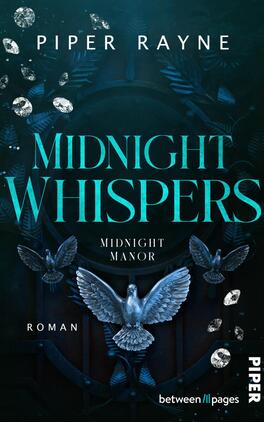 Midnight Whispers Das Buchcover zeigt einen dunklen Hintergrund in verschiedenen Blau- und Grüntönen, der eine mystische Atmosphäre schafft. Zentrale Elemente sind eine stilisierte, silberne Taube sowie glitzernde Edelsteine, die über das Cover verteilt sind. Der Titel „MIDNIGHT WHISPERS“ ist in großen, eleganten, aquamarinfarbenen Lettern platziert, begleitet von dem Untertitel „MIDNIGHT MANOR“ in kleinerer Schrift. Der Name der Autorin, Piper Rayne, befindet sich oben auf dem Cover, während der Vermerk „Roman“ am unteren Rand steht.