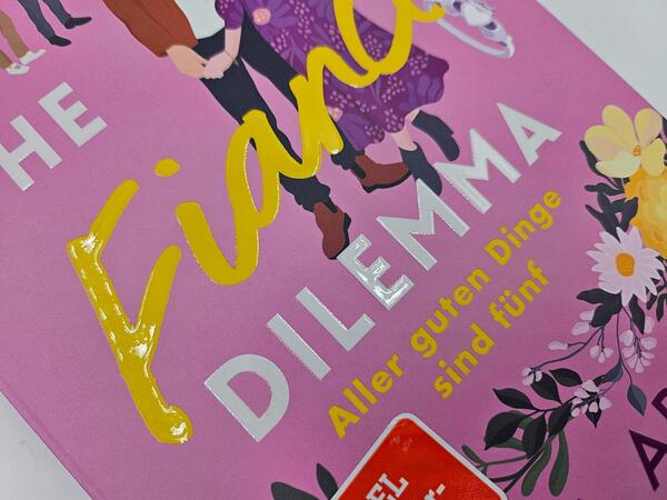 Außenansicht des Buches „The Fiancé Dilemma – Aller guten Dinge sind fünf“