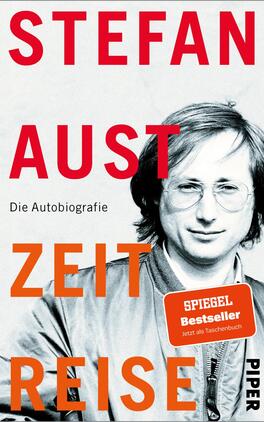 Zeitreise Das Buchcover zeigt ein schwarz-weißes Porträt von Stefan Aust, der in die Kamera schaut. Er trägt eine Brille und hat halblange, lockige Haare. Der Titel „ZEITREISE“ ist prominent in kräftigem Orange und großen Buchstaben platziert. Darunter steht der Text „Die Autobiografie“ in schlichter Schrift. Der Name „STEFAN AUST“ ist in roten Großbuchstaben am oberen Rand abgebildet. Ein orangefarbener Button mit dem Text „SPIEGEL Bestseller“ linkt auf die Taschenbuchausgabe. Das Cover vermittelt eine zeitgemäße und persönliche Atmosphäre.