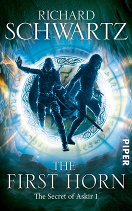 The First Horn Das Buchcover zeigt zwei silhouettenhafte Figuren in dunkler Kleidung, die dynamisch in einem magischen, leuchtenden Kreis stehen. Der Hintergrund ist in Blautönen gehalten und vermittelt eine geheimnisvolle Atmosphäre. Der Titel „THE FIRST HORN“ und der Untertitel „The Secret of Askir 1“ sind in großen, weißen Buchstaben prominent platziert. Der Name des Autors, Richard Schwartz, steht oben im Cover in einer eleganten Schriftart. Die gesamte Gestaltung erzeugt einen Eindruck von Abenteuer und Fantasie.