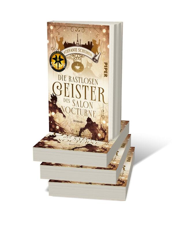 Bücherstapel des Buches „Die rastlosen Geister des Salon Nocturne“