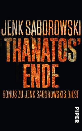Thanatos' Ende Das Buchcover zeigt einen dunklen Hintergrund, auf dem der Titel „THANATOS' ENDE“ in großen, hellen Buchstaben hervorgehoben ist. Die Schrift hat eine rustikale, finstere Textur und ist teilweise mit orangen und rostigen Farbtönen versehen, die eine bedrohliche Atmosphäre erzeugen. Darüber steht der Autor „JENK SABOROWSKI“ in einer klaren, weißen Schrift. Am unteren Rand befindet sich der zusätzliche Text „BONUS zu JENK SABOROWSKIS BIEST“ in kleinerer, weißer Schrift. Das Cover vermittelt Spannung und düstere Erwartung.