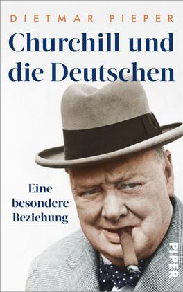 Churchill und die Deutschen Das Buchcover zeigt ein Portrait von Winston Churchill, der mit einer Zigarre in der Hand lächelt und einen Hut trägt. Die Farbgebung ist überwiegend hell mit Nuancen von Beige und Grau, wobei das Bild von Churchill in leicht pastelligen Tönen gehalten ist. Der Titel „Churchill und die Deutschen“ steht in großen, blauen Buchstaben oben auf dem Cover. Darunter ist der Untertitel „Eine besondere Beziehung“ in kleinerer Schrift zu sehen. Der Name des Autors, Dietmar Pieper, ist ebenfalls in Blau und oberhalb des Titels platziert.