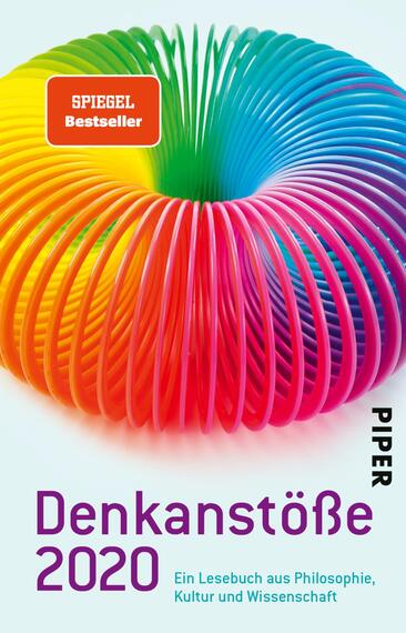 Das Buchcover zeigt eine spiralförmige, bunte Form, die an einen klassischen Plastikspielzeugring erinnert und in lebhaften Farben von Grün über Blau, Gelb bis Pink verläuft. Oben links befindet sich ein rotes Kästchen mit dem Text „SPIEGEL Bestseller“. Der Titel „Denkanstöße 2020“ steht in großen, lila Buchstaben am unteren Rand. Darunter ist der Untertitel „Ein Lesebuch aus Philosophie, Kultur und Wissenschaft“ in schwarzer Schrift platziert. Das Verlagssymbol „PIPER“ ist in der rechten unteren Ecke in weißer Schrift zu sehen.