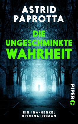 Die ungeschminkte Wahrheit Das Buchcover zeigt eine düstere, nebelausfüllte Waldlandschaft, in der gestaffelte Bäume in tiefen Blau- und Schwarztönen dominieren. Im Hintergrund ist eine mysteriöse Gestalt erkennbar, die in das Licht einer diffusen Quelle tritt. Der Titel „DIE UNGESCHMINKTE WAHRHEIT“ ist groß und auffällig in leuchtendem Grün platziert, während der Autorenname „ASTRID PAPROTTA“ in weißer Schrift darüber steht. Unten rechts befindet sich der Schriftzug „PIPER“, der den Verlag kennzeichnet. Die Gestaltung vermittelt eine spannungsgeladene und geheimnisvolle Atmosphäre.