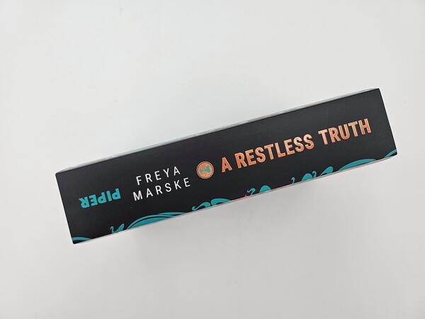 Außenansicht des Buches „A Restless Truth“