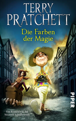 Die Farben der Magie Das Buchcover zeigt einen humorvollen, karikaturhaften Protagonisten mit einer Kamera, der in einer fantasievollen, mittelalterlich anmutenden Stadt steht. Er trägt einen Sonnenhut und eine bunte Kleidung. Im Hintergrund sind historische Gebäude und eine Gruppe von Reisenden zu sehen. Der Titel „Die Farben der Magie“ ist in einer verspielten Schriftart in Gelb und Hellblau gestaltet, während der Autorennamen „Terry Pratchett“ prominent in Weiß am oberen Rand erscheint. Die Atmosphäre ist lebhaft und einladend, voller Abenteuerlust.