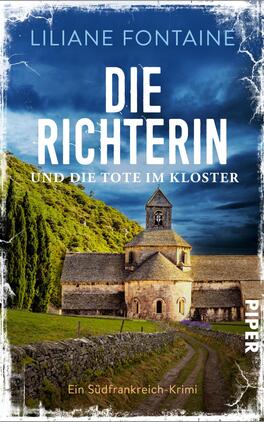 Die Richterin und die Tote im Kloster Das Buchcover zeigt eine malerische Klosterkirche in einer ländlichen Umgebung, umgeben von sanften Hügeln und Bäumen. Der Himmel ist strahlend blau, was eine ruhige Atmosphäre vermittelt. In großen, weißen Buchstaben steht der Titel „DIE RICHTERIN“ über dem Kloster, während darunter in etwas kleineren, gelben Buchstaben „und die Tote im Kloster“ zu lesen ist. Der Autorinnenname „Liliane Fontaine“ befindet sich am oberen Rand. Das Cover ist im Stil eines Krimis gehalten und weckt Neugier auf die Geschichte.