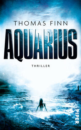 Aquarius Das Buchcover zeigt eine mysteriöse, düstere Meereslandschaft in kühlen Blau- und Grautönen. Im Vordergrund ist eine silhouetteartige Gestalt unter Wasser zu erkennen, die nach oben blickt. Der Titel „AQUARIUS“ steht in großen, fetten Buchstaben in Dunkelblau und nimmt den oberen Abschnitt ein, während darunter der Name des Autors „THOMAS FINN“ in kleinerer Schrift und der Zusatz „THRILLER“ elegant platziert sind. Die Gestaltung vermittelt eine spannende und geheimnisvolle Atmosphäre.