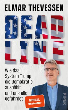 Deadline Das Buchcover zeigt den Titel „DEAD LINE“ in großen, fetten Buchstaben, deren Füllung aus dem Design der amerikanischen Flagge besteht. Darunter befindet sich der Untertitel „Wie das System Trump die Demokratie aushöhlt und uns alle gefährdet“ in schlichter, schwarzer Schrift. Auf der rechten Seite ist ein Porträt von Elmar Thevessen zu sehen, der in einem blauen Anzug mit grauem Hemd und Brille lächelt. Der Hintergrund ist in sanftem Weiß gehalten, was eine neutrale Atmosphäre schafft.