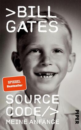 Source Code Das Buchcover zeigt ein schwarz-weißes Porträt eines lächelnden, jungen Jungen mit blonden Haaren. Der Titel „BILL GATES“ ist in großen, weißen Buchstaben am oberen Rand platziert, während „SOURCE CODE/>“ in einer prägnanten Schriftart in der Mitte des Covers zu sehen ist. Darunter steht „MEINE ANFÄNGE“ in kleinerer Schrift. Ein rotes Label mit der Aufschrift „SPIEGEL Bestseller“ befindet sich in der oberen linken Ecke. Die Atmosphäre des Covers vermittelt Nostalgie und eine persönliche Verbindung zur Geschichte des Protagonisten.