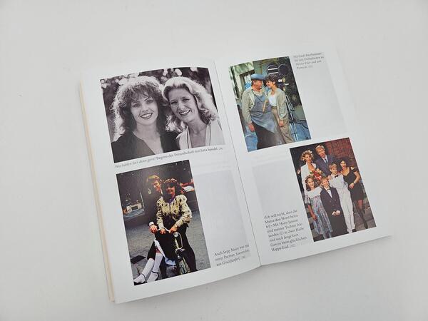 Innenansicht des Buches „Hinter dem Lächeln“