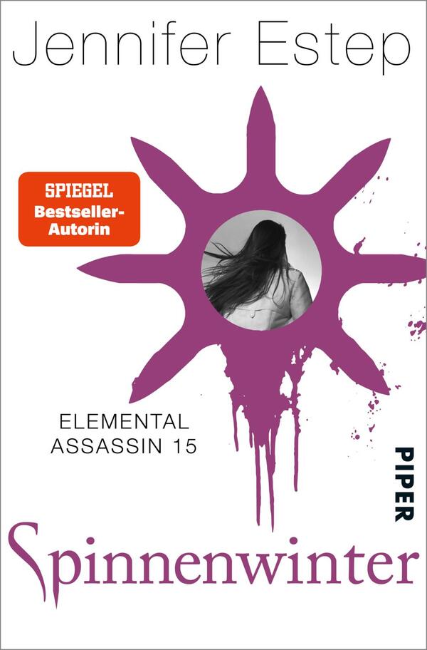 Das Buchcover zeigt einen weißen Hintergrund mit einem auffälligen, violetten Symbol, das an eine Sonne erinnert und aus spitzen Strahlen besteht. In der Mitte befindet sich ein runder Ausschnitt, der eine Person mit langen, dunklen Haaren zeigt, die den Betrachter abgewandt ist. Oben steht der Name „Jennifer Estep“, gefolgt von dem Hinweis „SPIEGEL Bestseller-Autorin“ in einem orangefarbenen Rechteck. Unten steht der Titel „Spinnenwinter“ in einer markanten, schwarzen Schrift, begleitet von der Bezeichnung „ELEMENTAL ASSASSIN 15“ und dem Verlagsnamen „PIPER“. Die Atmosphäre ist mystisch und spannend.