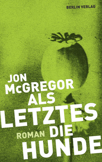 Das Buchcover zeigt einen grafischen, minimalistischen Stil mit einem hellgrünen Hintergrund. In der Mitte befindet sich eine stilisierte, schwarze Darstellung einer Pflanze, die an eine Tomate erinnert. Die Titelinschrift „LETZTES DIE HUNDE“ ist in großen, weißen Buchstaben prominent platziert und zieht den Blick auf sich. Der Autorennamen „JON MCGREGOR“ steht in kleinerer, schwarzer Schrift oben. Die Kombination aus Farben und Schriftarten vermittelt eine markante, zeitgenössische Atmosphäre.
