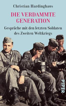 Die verdammte Generation Das Buchcover zeigt eine historische Fotografie von vier Soldaten des Zweiten Weltkriegs in Uniform, die in einer entspannten Runde zusammen sitzen. Die Männer wirken nachdenklich und halten unterschiedliche Gegenstände in den Händen, darunter eine Kaffeetasse. Der Hintergrund ist in sanften Blau- und Grautönen gehalten. Der Titel „DIE VERDAMMTE GENERATION“ ist in großen, auffälligen, pinken Buchstaben prominent platziert. Darunter steht der Untertitel „Gespräche mit den letzten Soldaten des Zweiten Weltkriegs“ in kleinerer, schwarzer Schrift. Der Name des Autors, Christian Hardinghaus, ist oben platziert.