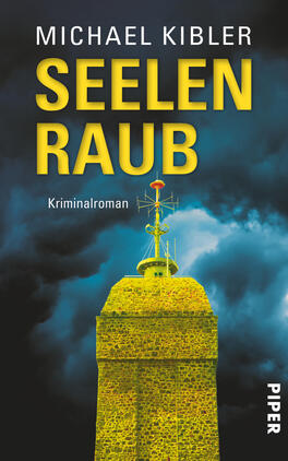 Seelenraub Das Buchcover zeigt eine düstere Wolkenlandschaft in verschiedenen Blautönen. Im Vordergrund ist ein leuchtend gelbes, stilisiertes Gebäude abgebildet, das an einen Wasserturm erinnert. Oben auf dem Turm befindet sich eine Wetterfahne. Der Titel „SEELENRAUB“ ist in großen, auffälligen gelben Buchstaben platziert, darunter steht „Kriminalroman“ in kleinerer Schrift. Der Autor „Michael Kibler“ ist ebenfalls in gelber Schrift oben auf dem Cover zu sehen.
